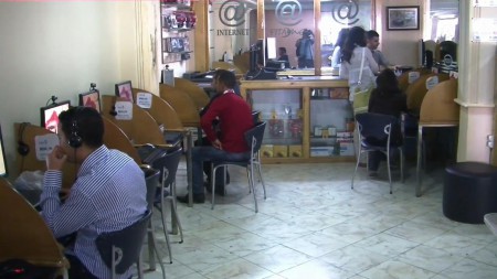 Un Cibercafe trabajando